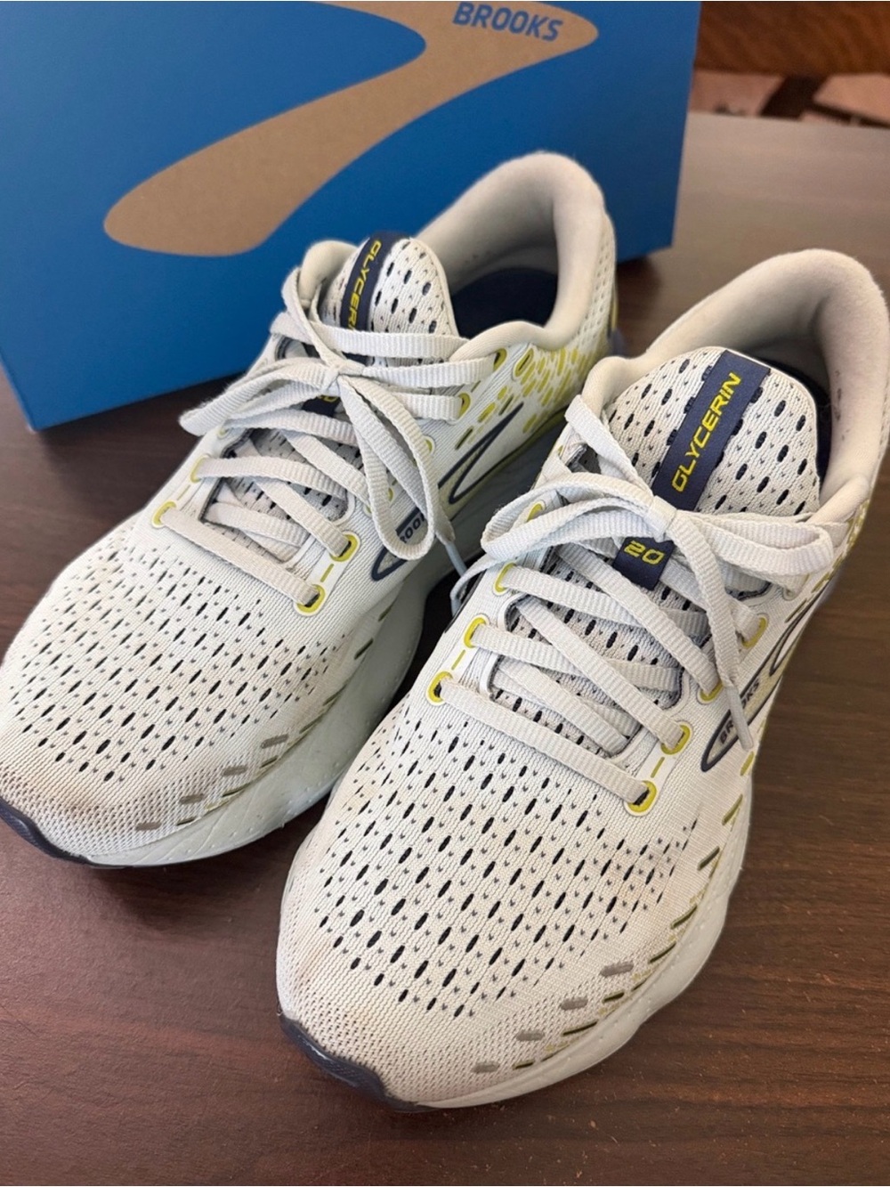 Brooks Glycerin 20 Men's Size 9
Running Shoes White Blue Sulphur Neutral Cushion